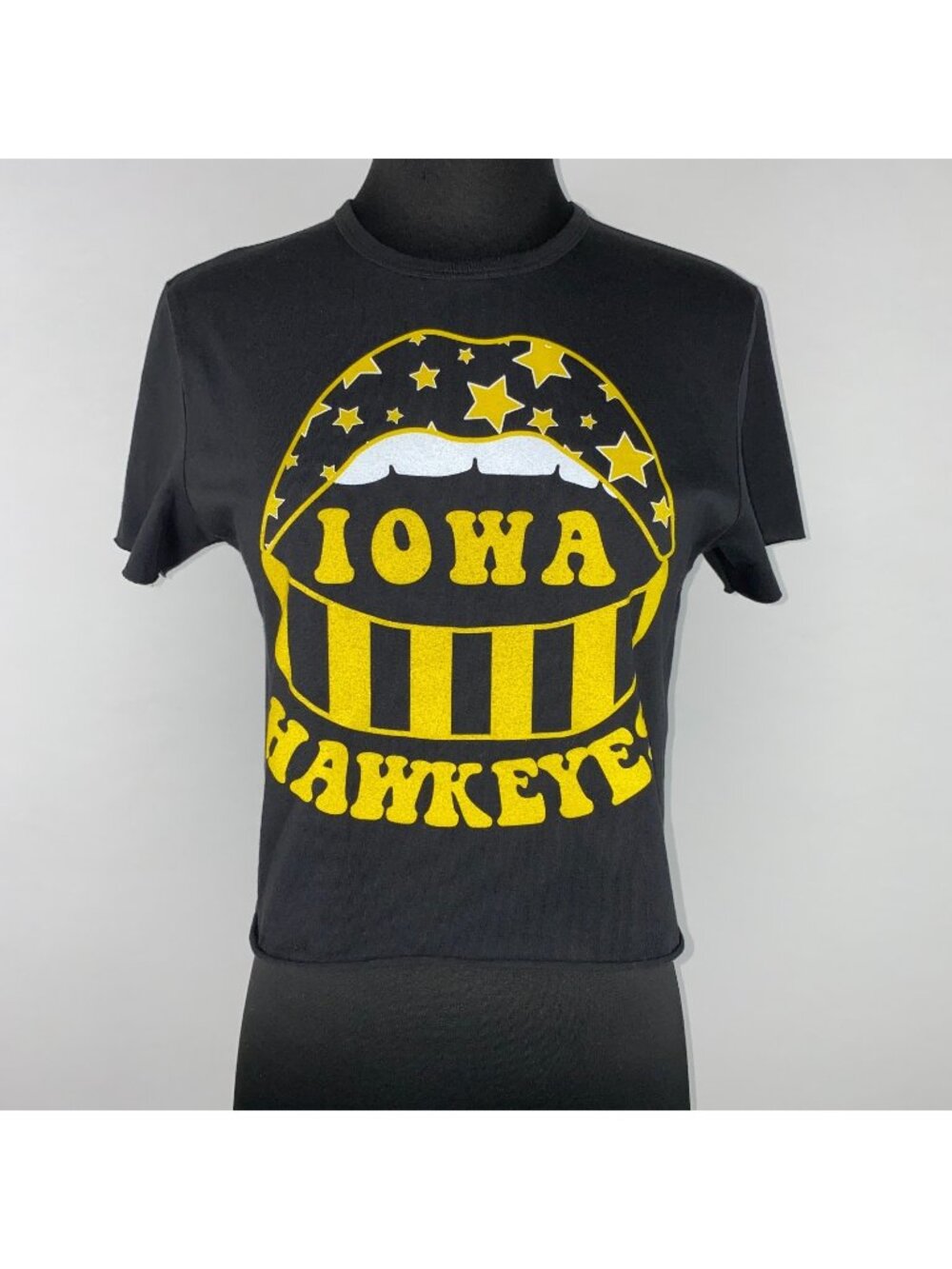 Zoozats Iowa Hawkeyes Mouth Lips Cropped Graphic T-Shirt Womens S College Sports